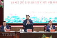 Thường trực Kl993 ưu đãi thưởng hấp dẫn tại buổi làm việc với Ban Thường vụ Thành ủy Hà Nội. (Ảnh: TTXVN)