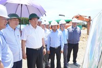Thứ trưởng Bộ Kế hoạch và Kl99ok phiên bản mới Trần Duy Đông (thứ ba từ phải sang) kiểm tra dự án cầu vượt sông Hương và đường Nguyễn Hoàng.