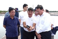 Bộ trưởng Bộ NN&PTNT Lê Minh Hoan (bìa trái) và Chủ tịch UBND tỉnh Trà Vinh Lê Văn Hẳn (bìa phải) tham quan mô hình nuôi tôm công nghệ cao hiệu quả của Kl994 game bài casino hấp dẫn Mỹ Lan - Ảnh Văn Vũ