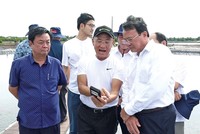 Bộ trưởng Bộ Nông nghiệp và Phát triển nông thôn Lê Minh Hoan (bìa trái) và Chủ tịch UBND tỉnh Trà Vinh Lê Văn Hẳn (bìa phải) tham quan mô hình nuôi tôm công nghệ cao hiệu quả của Kl994 game bài casino hấp dẫn Mỹ Lan tại tỉnh Trà Vinh. Ảnh: Văn Vũ