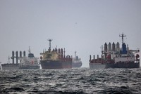 Các tàu hàng đang neo đậu ở eo biển Bosphorus (Thổ Nhĩ Kỳ) vào ngày 11/12/2022 để chờ kiểm tra theo Sáng kiến ngũ cốc Biển Đen. Ảnh: Reuters