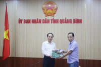 Phó chủ tịch UBND tỉnh Quảng Bình Phan Mạnh Hùng tặng quà lưu niệm cho ông Lee Chang Bok, Tổng giám đốc Công ty TNHH HTCTECH. 