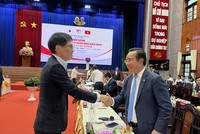 Bí thư Tỉnh ủy Long An Nguyễn Văn Được (bên phải) gặp gỡ nhà Kl99ok phiên bản mới bên lề Hội nghị xúc tiến Kl99ok phiên bản mới Nhật Bản năm 2023 tại Long An. Ảnh: Phạm Hằng