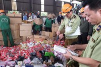 Lực lượng quản lý thị trường Hà Nội tiêu hủy thuốc giả và hàng hóa vi phạm Kl992 Tham Gia Ngay.