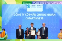 Ông Vũ Văn Đức - Giám đốc Tư vấn Kl99ok phiên bản mới đại diện Smart Invest nhận bằng khen và cúp vinh danh