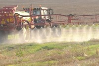 Ủy ban châu Âu đề xuất cho cấp phép sử dụng hóa chất diệt cỏ glyphosate đến ngày 15/12/2033. Ảnh minh họa: TTXVN