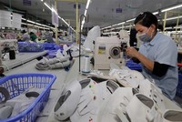 May giày xuất khẩu tại Công ty TNHH Hóa Dệt Hà Tây, xã Cam Thượng, Ba Vì, Hà Nội. (Ảnh: Trần Việt/TTXVN)