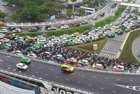 Việc thu phí sử dụng dịch vụ đường dẫn vào các sân bay hiện vẫn được thực hiện thủ công. 