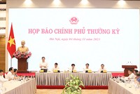 Phó Chủ tịch UBND TP. Hà Nội Hà Minh Hải trao đổi tại Họp báo Kl993 ưu đãi thưởng hấp dẫn thường kỳ, chiều 4/11.
