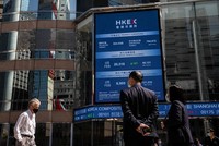 Bên ngoài trụ sở Sở giao dịch 99Kl99 link đăng nhập Hong Kong. Ảnh: AFP