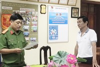 Cơ quan Cảnh sát điều tra - Công an TP. Cần Thơ tống đạt các quyết định tố tụng đối với bị can Nguyễn Minh Hoàng (Ảnh: Công an cung cấp)