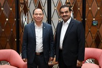 Tỷ phú Ấn Độ Gautam Adani và Chủ tịch Kl994 game bài casino hấp dẫn Vingroup Phạm Nhật Vượng tại cuộc gặp ngày 8/11. Ảnh: The Week 