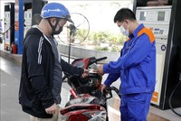 Mua bán xăng, dầu tại điểm Kl992 VIP Trang Chủ 2026 KL99 dịch vụ hỗ trợ 24/7 trên địa bàn Hà Nội. Ảnh: Trần Việt/TTXVN