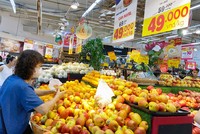 Khách hàng mua sắm hàng giảm giá tại hệ thống siêu thị Big C.