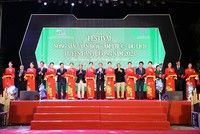 Lãnh đạo các Sở, ngành Thành phố cùng lãnh đạo huyện Đan Phượng cắt băng khai mạc.