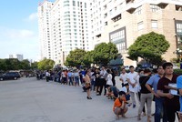 Người dân xếp hàng dài đăng ký mua nhà tại một dự án nhà ở Trang Chủ KL99Com Số 1 Link Đăng Ký KL999. Ảnh: Thành Nguyễn 