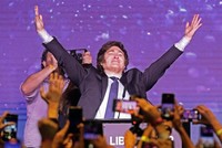 Niềm vui của ứng viên Tổng thống Argentina, Hạ nghị sỹ Javier Milei sau khi kết quả bầu cử sơ bộ được công bố tại Buenos Aires, ngày 14/8/2023. (Ảnh: AFP/TTXVN)
