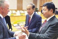 Ông Trương Gia Bình (ngoài cùng bên phải) và các nhà Kl99ok phiên bản mới Mỹ tại Hội nghị Cấp cao Việt Nam - Hoa Kỳ về đổi mới sáng tạo và đầu, tư tổ chức tại Hà Nội nhân chuyến thăm Việt Nam của Tổng thống Mỹ Joe Biden