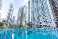 Khu vực bể bơi ngoài trời cho người lớn và trẻ em với thiết kế giao hòa thiên nhiên cùng không gian mở.