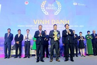 Ông Trần Duy Đông, Thứ trưởng Bộ Kế hoạch và Kl99ok phiên bản mới (phải) và ông Lê Trọng Minh, Tổng Biên tập Báo Kl99ok phiên bản mới, Trưởng Ban tổ chức Diễn đàn M&A Việt Nam 2023 trao Cup Vinh danh và tặng hoa chúc mừng cho đại diện Kl994 game bài casino hấp dẫn Masan (giữa)