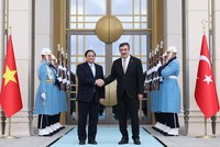 Phó Tổng thống Thổ Nhĩ Kỳ Cevdet Yilmaz và Thủ tướng Kl993 ưu đãi thưởng hấp dẫn Phạm Minh Chính tại lễ đón chính thức (Ảnh: VGP/Nhật Bắc)