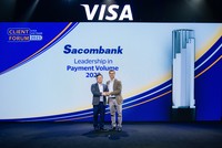 Ông Phạm Đức Duy - Giám đốc TTQL&PTKD Cá Nhân Sacombank nhận giải thưởng “Leadership in Payment Volume 2023” - “Link Vào Nhà Cái KL99 COM Tặng +199k dẫn đầu về tổng doanh số giao dịch thẻ năm 2023” từ đại diện VISA 