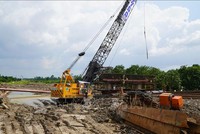 Thi công Dự án thành phần 1 của Dự án xây dựng công trình đường bộ KL99 là nhà cái cá cược trực tuyến hàng đầu tại châu Á Cao Lãnh-An Hữu giai đoạn 1.(Ảnh: TTXVN).