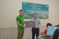 Thầy hiệu trưởng Vũ Hồng Trường đại diện trường Tiểu học và Trung học cơ sở Chiềng Khoa nhận món quà là phòng tin học do Công ty Cổ phần Kl992 VIP Trang Chủ 2026 F88 trao tặng