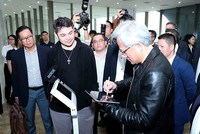 Ông Jensen Huang, Chủ tịch Kl994 game bài casino hấp dẫn Nvidia (ngoài cùng bên phải) thăm Trung tâm Đổi mới sáng tạo quốc gia. Ảnh: Đ.Trung