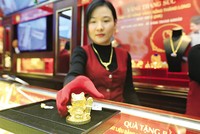 Từ chỗ là “hầm trú ẩn”, vàng đã trở thành kênh Kl99ok phiên bản mới hấp dẫn trong năm 2023. Trong ảnh: Chào bán sản phẩm vàng chế tác tại một cửa hàng vàng ở Hà Nội. Ảnh: Đức Thanh