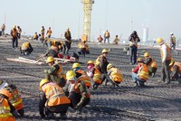 Khối lượng công việc lớn đã bào mòn sức khỏe tinh thần và thể chất của người lao động. Ảnh: Rudolf Simon