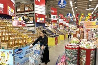 Các mặt hàng thiết yếu phong phú, đa dạng, sẵn sàng phục vụ nhu cầu người tiêu dùng dịp Tết Nguyên đán 2024 trên địa bàn Cần Thơ. (Ảnh: Khánh Nam) 