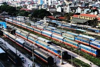 Các đoàn tàu của Tổng công ty 99Kl.app khuyến mãi hot Việt Nam tại ga Hà Nội.