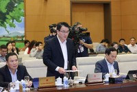 Thứ trưởng Bộ Kế hoạch và Kl99ok phiên bản mới Trần Quốc Phương trình bày tờ trình - Ảnh Duy Linh.