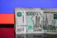 Đồng ruble của Nga tại Moskva. Ảnh: THX/TTXVN