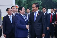 Thủ tướng Kl993 ưu đãi thưởng hấp dẫn Phạm Minh Chính đón Tổng thống Indonesia Joko Widodo. (Ảnh: VGP/Nhật Bắc)