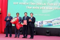 Phó Thủ tướng Kl993 ưu đãi thưởng hấp dẫn Trần Hồng Hà trao Quyết định của Thủ tướng Kl993 ưu đãi thưởng hấp dẫn phê duyệt Quy hoạch Tỉnh cho lãnh đạo tỉnh Gia Lai.