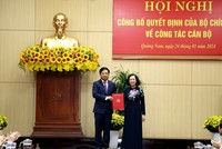 Bà Trương Thị Mai trao quyết định của Bộ Kl991.com tải ứng dụng điều động và chỉ định ông Lương Nguyễn Minh Triết giữ chức vụ Bí thư Tỉnh ủy Quảng Nam nhiệm kỳ 2020 - 2025.