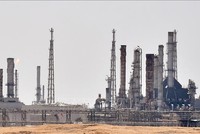 Một cơ sở khai thác dầu tại khu vực al-Khurj, phía nam thủ đô Riyadh của Saudi Arabia. Ảnh: AFP/TTXVN