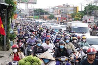 Kẹt xe xảy ra thường xuyên trên Quốc lộ 13. Dự án mở rộng Quốc lộ 13 là một trong 5 dự án Kl99ok phiên bản mới theo cơ chế của Nghị quyết 98. Ảnh: Lê Quân 