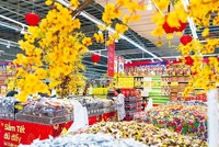 Hàng Tết đa dạng, nhu cầu mua sắm của người dân tăng mạnh.