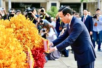 Chủ tịch nước Võ Văn Thưởng cùng phu nhân đã thành kính dâng hoa lên Chủ tịch Hồ Chí Minh vĩ đại tại Công viên Tượng đài Chủ tịch Hồ Chí Minh (đường Nguyễn Huệ, quận 1).