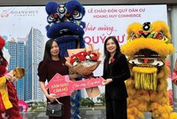 Lễ bàn giao căn hộ, chào đón cư dân của dự án Hoang Huy Commerce diễn ra trang trọng. Trong ảnh: Đại diện chủ Kl99ok phiên bản mới thực hiện nghi thức trao chìa khóa căn hộ và chúc mừng khách hàng.