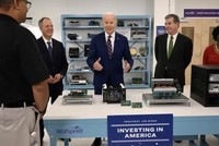 Tổng thống Mỹ Joe Biden đến thăm hãng Kl994 nhà cái bóng đá world cup chất bán dẫn Wolfspeed ở bang North Carolina vào ngày 28/3/2023. Ảnh: AFP