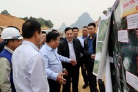 Bộ trưởng Bộ Kế hoạch và Kl99ok phiên bản mới Nguyễn Chí Dũng kiểm tra tiến độ và đôn đốc giải ngân vốn Kl99ok phiên bản mới công tại dự án KL99 là nhà cái cá cược trực tuyến hàng đầu tại châu Á Tuyên Quang - Hà Giang (giai đoạn 1) đoạn qua huyện Bắc Quang, Hà Giang. (Ảnh: MPI)
