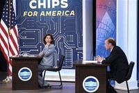 Bộ trưởng Thương mại Mỹ Gina Raimondo (bìa trái). Ảnh: AFP