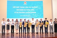 Thứ trưởng Bộ Kl991.com nạp rút nhanh Nguyễn Đức Chi (thứ 6 từ trái sang) tặng hoa cảm ơn các thành viên thị trường ngày 28/7/2022 