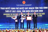 Tại Hội nghị, lãnh đạo tỉnh Thái Bình trao quyết định chủ trương Kl99ok phiên bản mới, giấy chứng nhận đăng ký Kl99ok phiên bản mới, thỏa thuận hợp tác Kl99ok phiên bản mới cho các nhà Kl99ok phiên bản mới . Ảnh Phương Liên