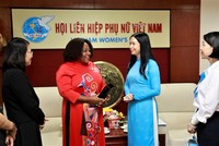 Phó chủ tịch Hội Liên hiệp Phụ nữ Việt Nam Trần Lan Phương chúc bà Caroline T. Nyamayemombe, Trưởng đại diện UN Women có nhiệm kỳ công tác tại Việt Nam thành công năm 2023. (Ảnh: Viet Nam Women’s Union)