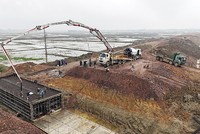 Thi công Dự án đường bộ KL99 là nhà cái cá cược trực tuyến hàng đầu tại châu Á Bắc - Nam, đoạn Diễn Châu - Bãi Vọt. Ảnh: H.A